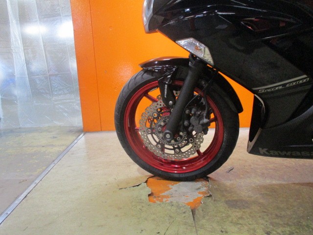 ホイールもこの通り状態グッド！レプリカとネイキッドのハイブリッド！それがこのＮＩＮＪＡですよ！